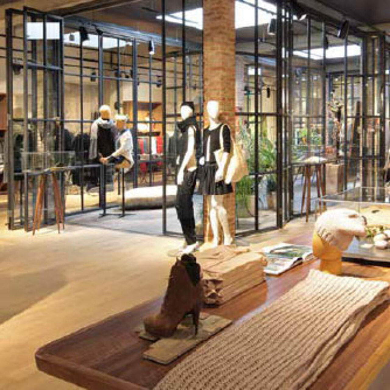 Modern gestaltete Ladenfläche eines ESPRIT Stores - steht symbolisch für den Bereich "Projektpartnerschaften"